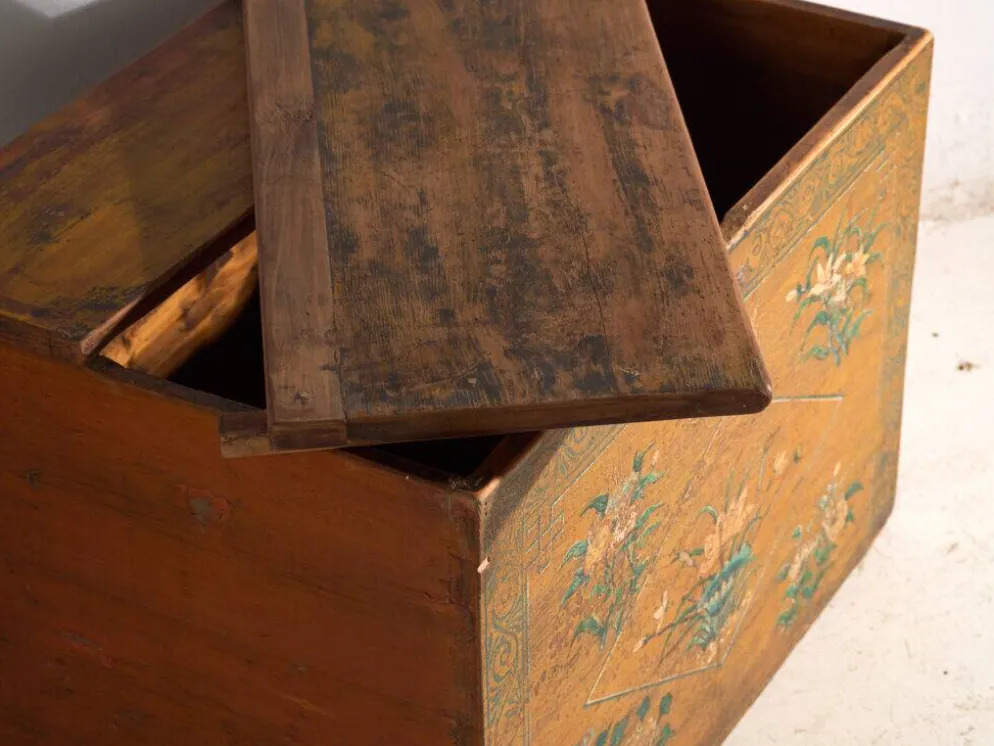 Coffre ancien chinois peint en bois d’orme – Chine, vers 1900
