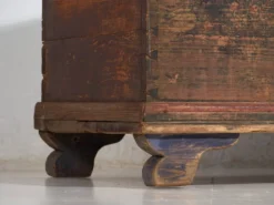 Coffre ancien d’art populaire en pin peint – Europe centrale (c.1900–1920)