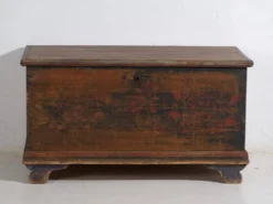 Coffre ancien d’art populaire en pin peint – Europe centrale (c.1900–1920)