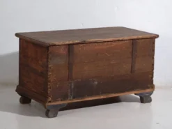 Coffre ancien d’art populaire en pin peint – Europe centrale (c.1900–1920)