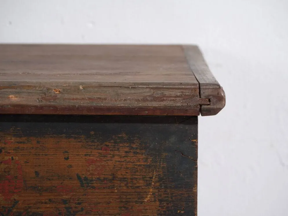 Coffre ancien d’art populaire en pin peint – Europe centrale (c.1900–1920)