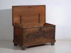 Coffre ancien d’art populaire en pin peint – Europe centrale (c.1900–1920)