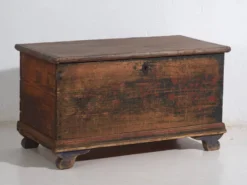 Coffre ancien d’art populaire en pin peint – Europe centrale (c.1900–1920)