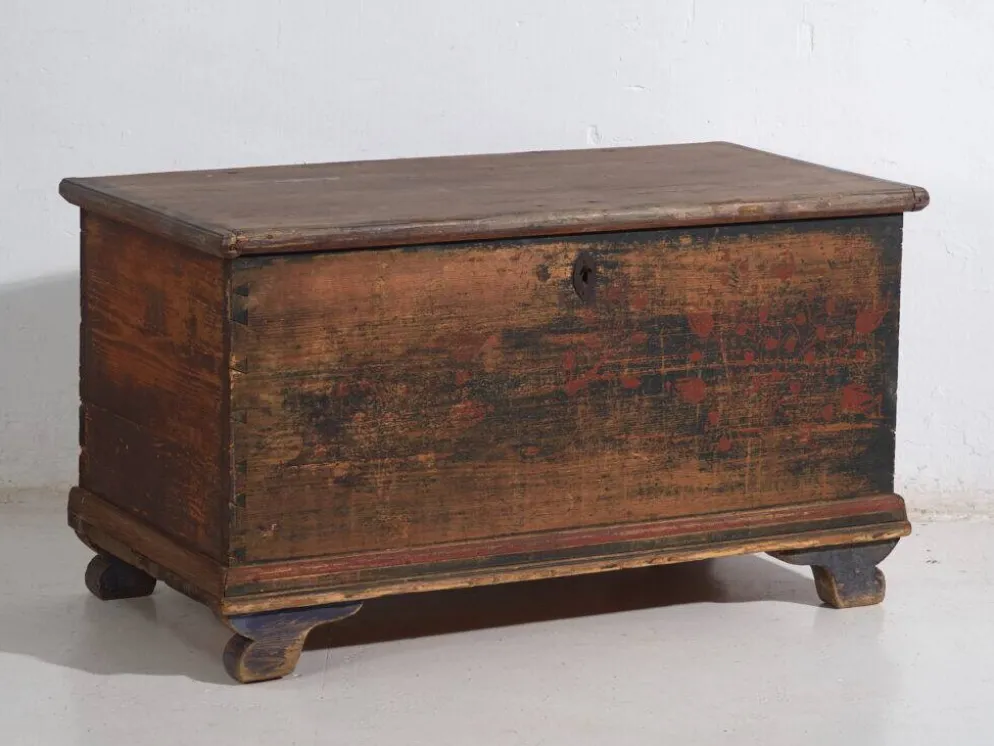 Coffre ancien d’art populaire en pin peint – Europe centrale (c.1900–1920)