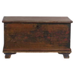 Coffre ancien d’art populaire en pin peint – Europe centrale (c.1900–1920)