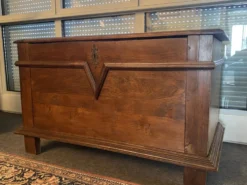 Coffre ancien en bois massif