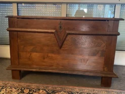 Coffre ancien en bois massif
