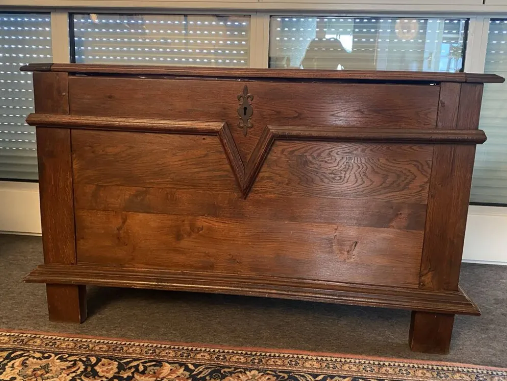 Coffre ancien en bois massif