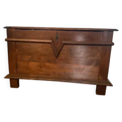 Coffre ancien en bois massif
