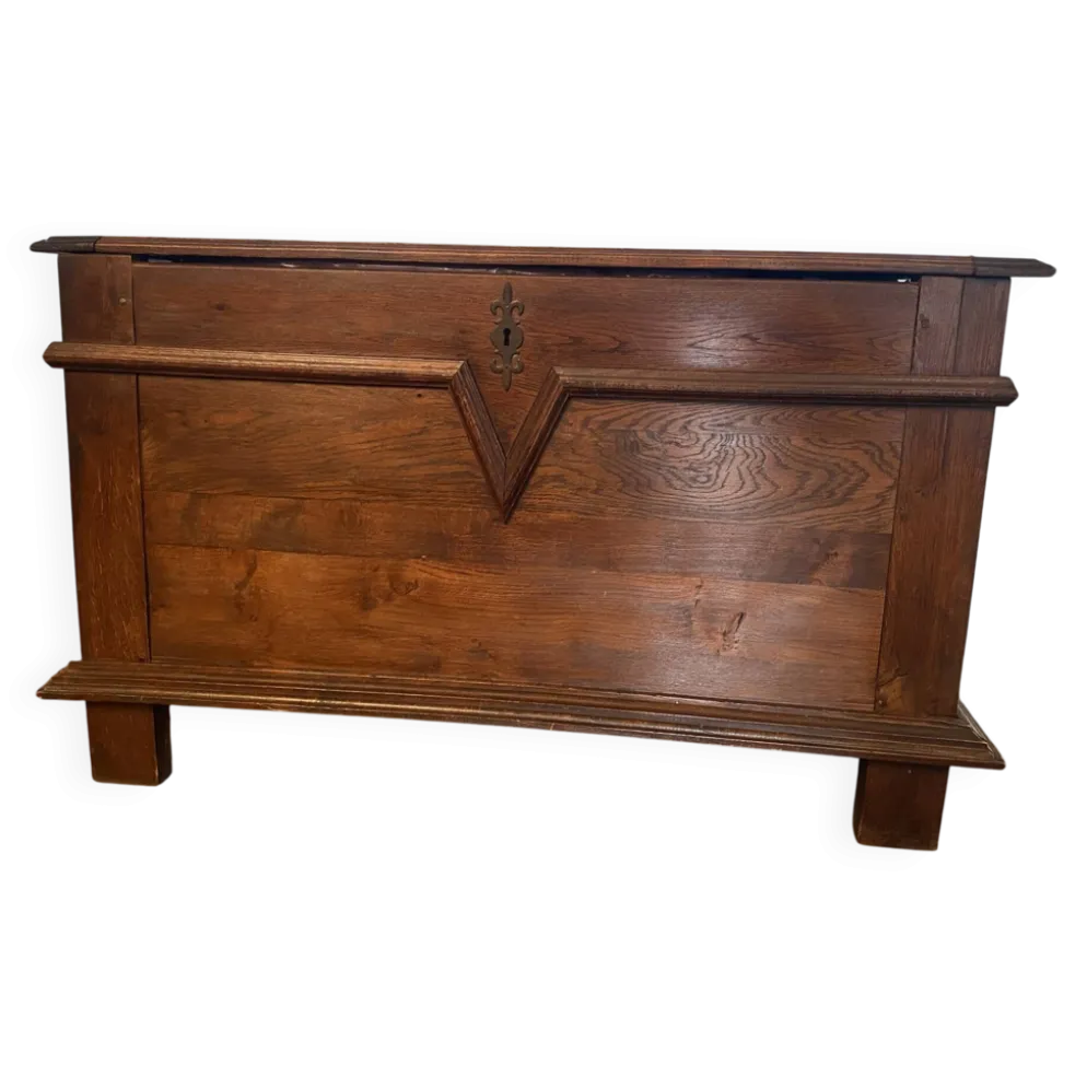 Coffre ancien en bois massif