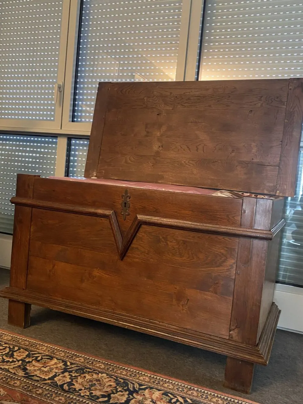 Coffre ancien en bois massif