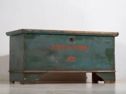 Coffre ancien en bois patiné vert, années 1935