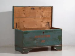 Coffre ancien en bois patiné vert, années 1935