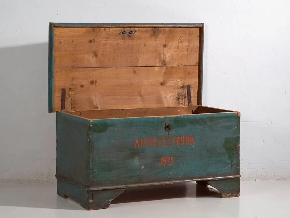 Coffre ancien en bois patiné vert, années 1935