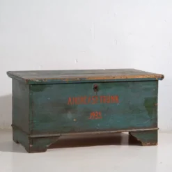 Coffre ancien en bois patiné vert, années 1935