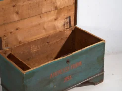 Coffre ancien en bois patiné vert, années 1935