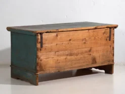 Coffre ancien en bois patiné vert, années 1935