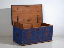 Coffre ancien en bois peint bleu – art populaire – Europe centrale vers 1900