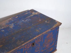 Coffre ancien en bois peint bleu – art populaire – Europe centrale vers 1900