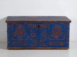 Coffre ancien en bois peint bleu – art populaire – Europe centrale vers 1900