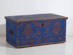 Coffre ancien en bois peint bleu – art populaire – Europe centrale vers 1900