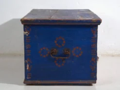 Coffre ancien en bois peint bleu – art populaire – Europe centrale vers 1900