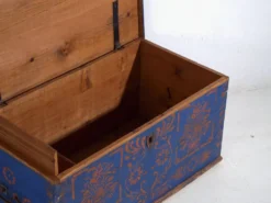 Coffre ancien en bois peint bleu – art populaire – Europe centrale vers 1900