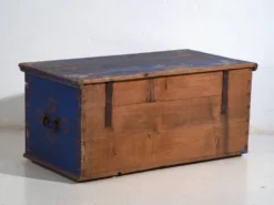 Coffre ancien en bois peint bleu – art populaire – Europe centrale vers 1900