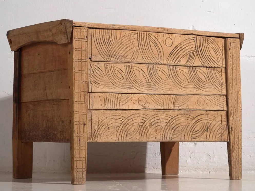 Coffre ancien en bois sculpté de style primitif, c.1920