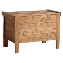 Coffre ancien en bois sculpté de style primitif, c.1920