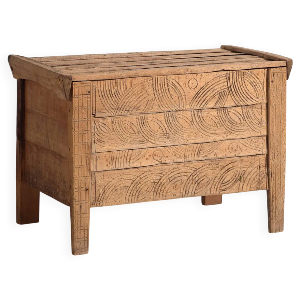 Coffre ancien en bois sculpté de style primitif, c.1920