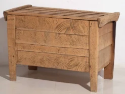Coffre ancien en bois sculpté de style primitif, c.1920
