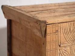 Coffre ancien en bois sculpté de style primitif, c.1920
