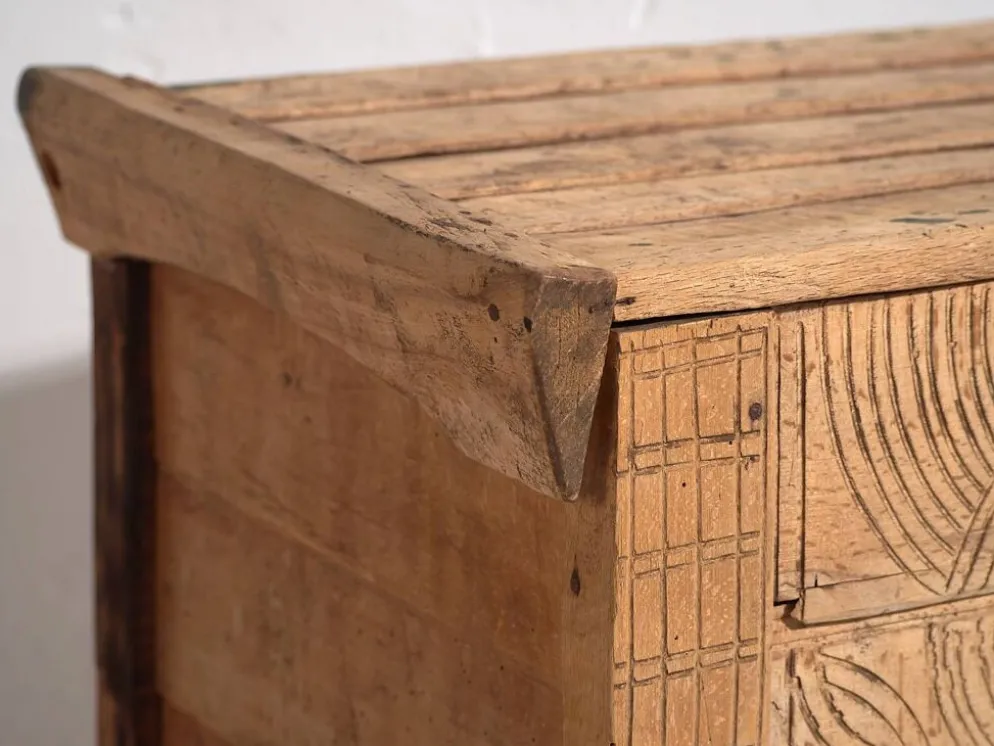 Coffre ancien en bois sculpté de style primitif, c.1920