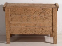 Coffre ancien en bois sculpté de style primitif, c.1920