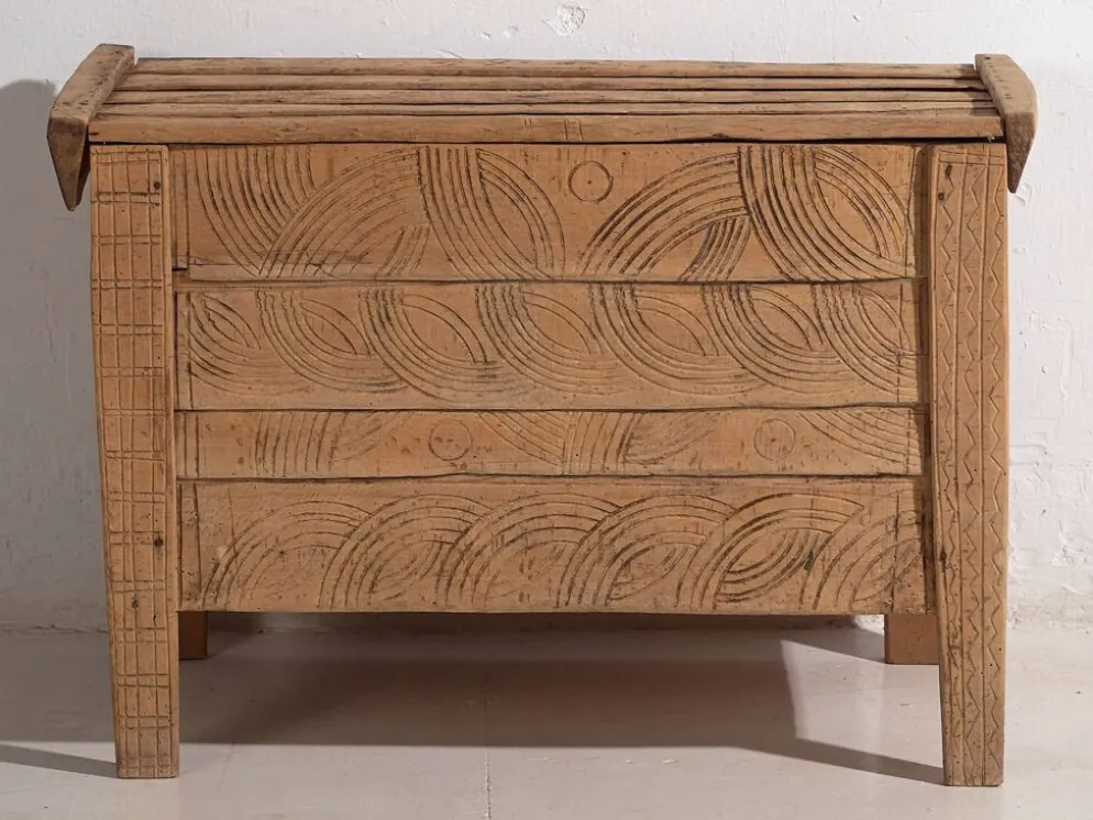 Coffre ancien en bois sculpté de style primitif, c.1920