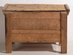 Coffre ancien en bois sculpté de style primitif, c.1920