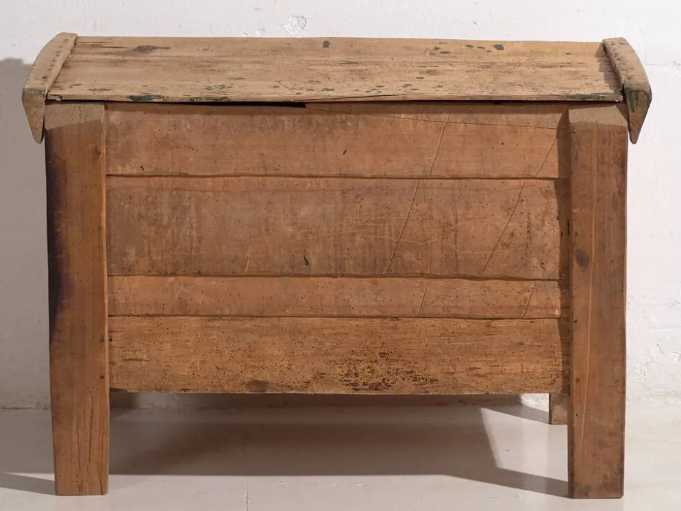Coffre ancien en bois sculpté de style primitif, c.1920