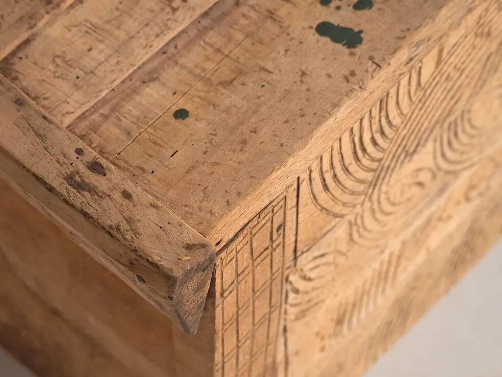 Coffre ancien en bois sculpté de style primitif, c.1920