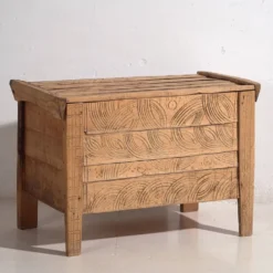 Coffre ancien en bois sculpté de style primitif, c.1920