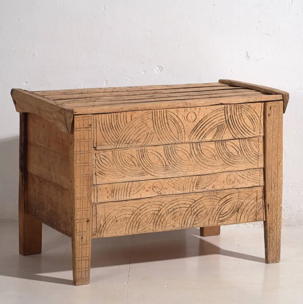 Coffre ancien en bois sculpté de style primitif, c.1920