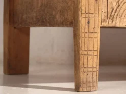 Coffre ancien en bois sculpté de style primitif, c.1920