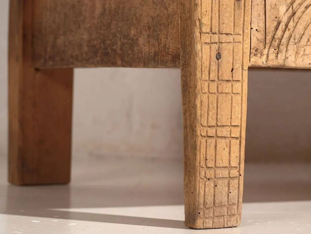 Coffre ancien en bois sculpté de style primitif, c.1920