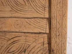 Coffre ancien en bois sculpté de style primitif, c.1920