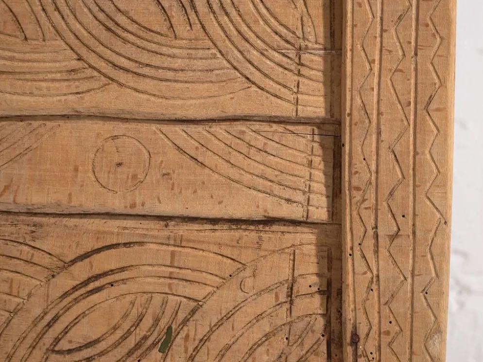 Coffre ancien en bois sculpté de style primitif, c.1920