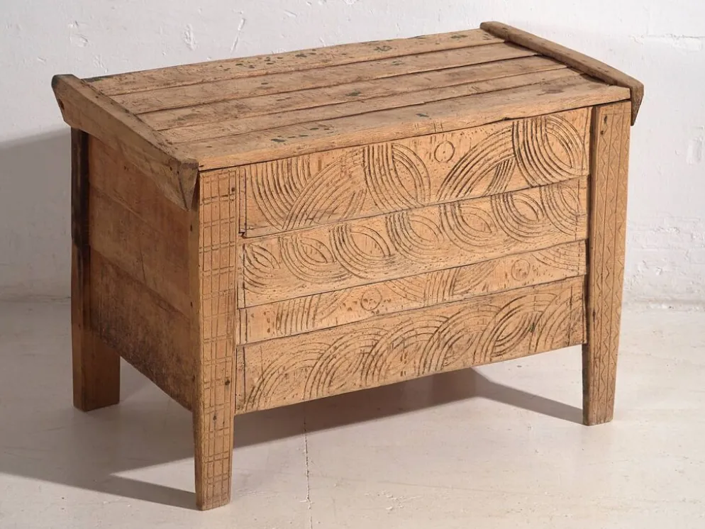 Coffre ancien en bois sculpté de style primitif, c.1920
