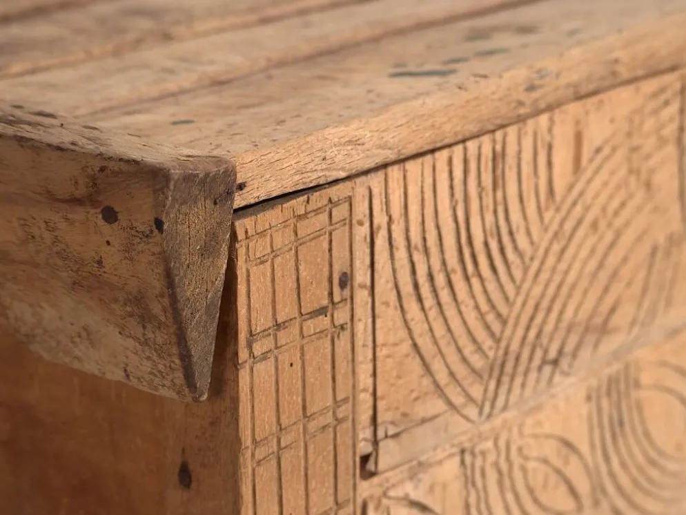 Coffre ancien en bois sculpté de style primitif, c.1920