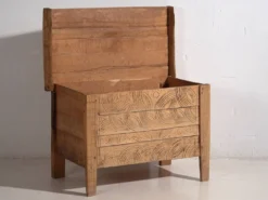 Coffre ancien en bois sculpté de style primitif, c.1920