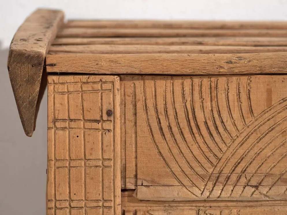 Coffre ancien en bois sculpté de style primitif, c.1920