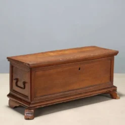 Coffre ancien en noyer avec poignées en fer forgé, Italie, XVIIIe siècle